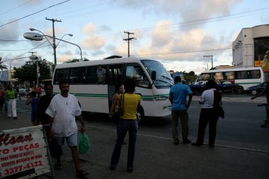 Salvador, Bahia / Brezilya - 31 Temmuz 2006: Salvador 'daki Sao Cristovao mahallesinde tamamlayıcı şehir sistemi minibüsü görüldü.
