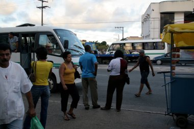 Salvador, Bahia / Brezilya - 31 Temmuz 2006: Salvador 'daki Sao Cristovao mahallesinde tamamlayıcı şehir sistemi minibüsü görüldü.