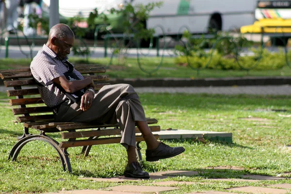 2006年8月23日 ブラジル バヒア州サルバドル市の庭のベンチで老人が昼寝をしているのを見た — ストック写真