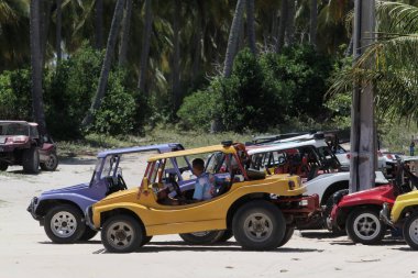 Jandaira, bahia / brrazil - 24 Aralık 2013: Jandaira belediyesindeki Mangue-Seco 'nun kum tepelerinden geçen arabalı araç görülüyor. * * * Yerel altyazı * *