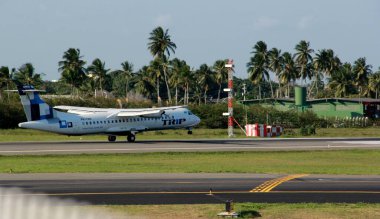 Salvador, Bahia / Brezilya - 21 Eylül 2012: Trip Linhas Aereas 'tan gelen ATR-72 uçakları, Salvador şehrindeki havaalanına iniş sırasında görülmüştür. * * * Yerel altyazı * *