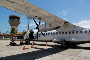 Porto Seguro, Bahia / Brezilya - 10 Ekim 2012: Yolcular Porto Seguro şehrinin havaalanındaki ATR-72 Trip Linhas Aereas uçağına binerken görülmektedir..