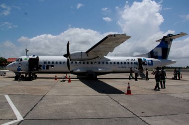 Porto Seguro, Bahia / Brezilya - 10 Ekim 2012: Yolcular Porto Seguro şehrinin havaalanındaki ATR-72 Trip Linhas Aereas uçağına binerken görülmektedir..