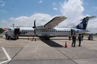 Porto Seguro, Bahia / Brezilya - 10 Ekim 2012: Yolcular Porto Seguro şehrinin havaalanındaki ATR-72 Trip Linhas Aereas uçağına binerken görülmektedir.