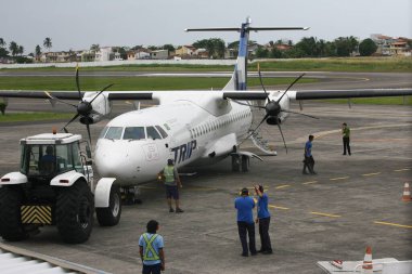 İlheus, Bahia / Brezilya - 13 Haziran 2011: Trip Linhas Aereas 'tan gelen ATR-72 uçağı, İlheus kentindeki Jorge Amado havaalanında görüldü.