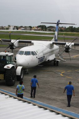 İlheus, Bahia / Brezilya - 13 Haziran 2011: Trip Linhas Aereas 'tan gelen ATR-72 uçağı, İlheus kentindeki Jorge Amado havaalanında görüldü.
