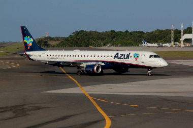 Salvador, Bahia / Brezilya - 21 Eylül 2012: Azul Linhas Aereas 'ın Embraer -195' i Salvador kentindeki havaalanı avlusunda görüldü..