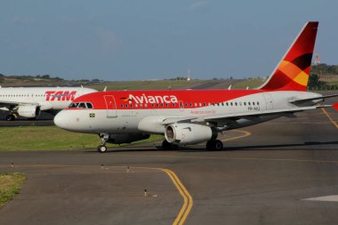 Salvador, Bahia / Brezilya - 21 Eylül 2012: Avianca şirketinin Airbus 'u Salvador şehrinin havaalanında görüldü.. 