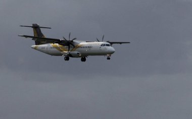 Salvador, Bahia / Brezilya - 12 Ekim 2013: Passaredo Linhas Aereas ATR 72-600 uçakları Salvador Uluslararası Havaalanı 'na iniş sırasında görüldü.