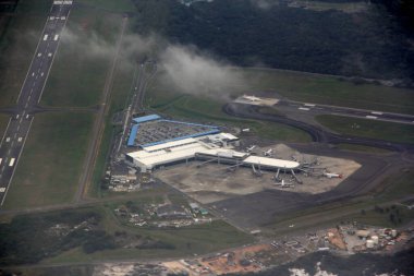 Salvador, Bahia / Brezilya - 19 Ekim 2012: Salvador şehrinin uluslararası havalimanının havadan görünüşü.