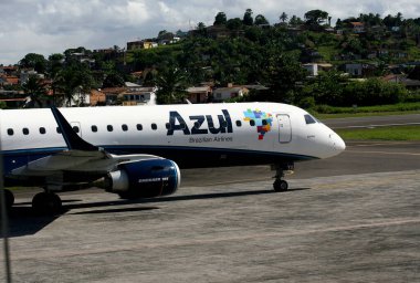 İlheus, bahia / brrazil - ilheus, bahia / brrazil - 29 Şubat 2012: Azul Linhas Aereas 'ın Embraer 190' ı Ilheus kentindeki Jorge Amado havaalanının avlusunda görüldü. * * * Yerel altyazı * *