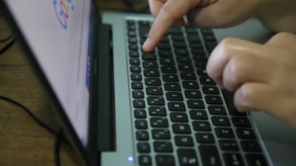 Salvador Bahia Brasilien 2020 Person Benutzt Computer Tastatur Für Den — Stockvideo