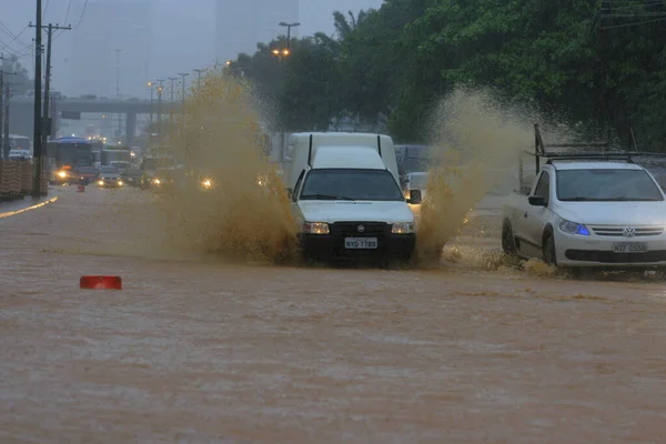 Salvador Bahia Brazil Novembre 2013 Veicoli Transitano Attraverso Avenida Luiz — Foto Stock