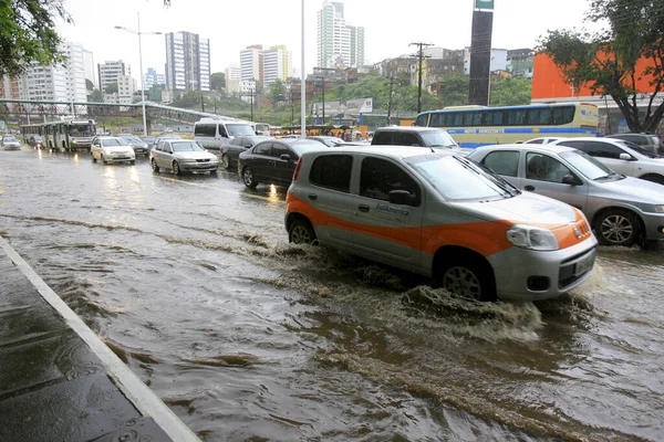 Salvador Bahia Brasil Novembro 2013 Veículos Transitam Por Inundações Estrada — Fotografia de Stock