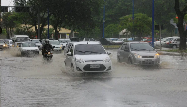Salvador Bahia Brasil Noviembre 2013 Tránsito Vehículos Través Las Inundaciones — Foto de Stock