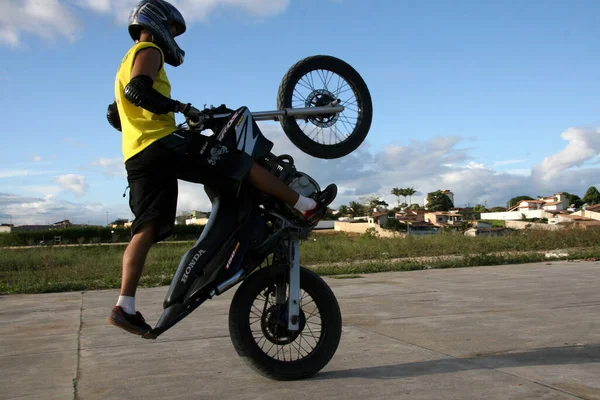 Eunapolis Bahia Brasil Julio 2008 Maniobras Motociclista Con Vehículo Levantado — Foto de Stock