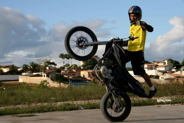Eunápolis Bahia Brasil Julho 2008 Manobras Motociclista Com Veículo Levantado — Fotografia de Stock