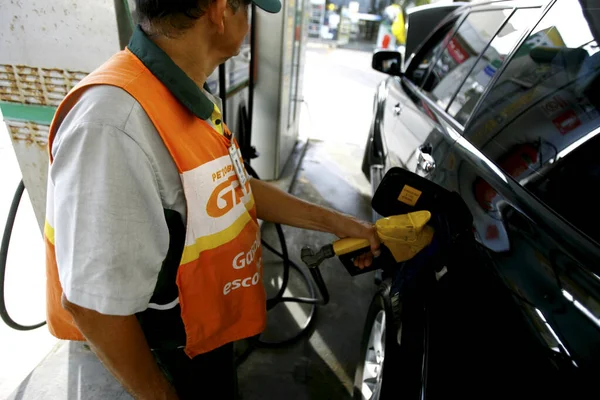 Salvador Bahia Brasil Octubre 2014 Encargado Gasolinera Llenando Vehículo Las — Foto de Stock