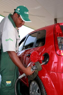 Salvador, Bahia / Brezilya - 10 Aralık 2012: Salvador kentindeki Petrobras ağındaki benzin istasyonlarında benzin tedarik eden benzin istasyonu görevlisi