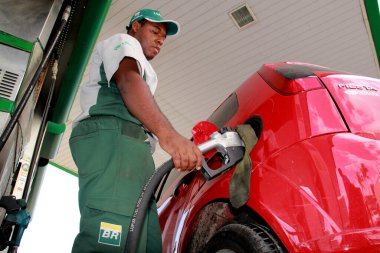 Salvador, Bahia / Brezilya - 10 Aralık 2012: Salvador kentindeki Petrobras ağındaki benzin istasyonlarında benzin tedarik eden benzin istasyonu görevlisi