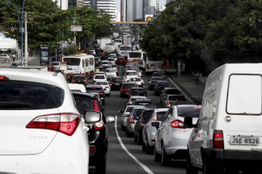 Salvador, Bahia / Brezilya - 1 Kasım 2013: Salvador 'da Avenida Tancredo Neves' de araçlar sıkışık olarak görülmektedir. * * * Yerel altyazı * *