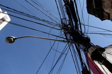 Salvador, Bahia / Brezilya - 12 Aralık 2013: Salvador şehir merkezinde elektrik şebekesindeki kablolarla dolu bir direk görülüyor. * * * Yerel altyazı * *