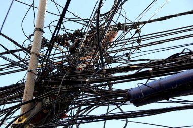 Salvador, Bahia / Brezilya - 12 Aralık 2013: Salvador şehir merkezinde elektrik şebekesindeki kablolarla dolu bir direk görülüyor. * * * Yerel altyazı * *