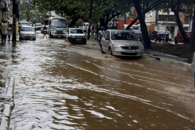 Salvador, Bahia / Brezilya - 17 Nisan 2013: Salvador şehrinin Narandiba semtinde yağmur suyu sokakları sular altında bıraktı. * * * Yerel altyazı * *