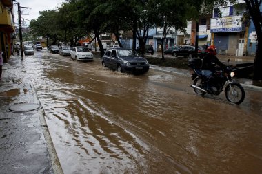 Salvador, Bahia / Brezilya - 17 Nisan 2013: Salvador şehrinin Narandiba semtinde yağmur suyu sokakları sular altında bıraktı. * * * Yerel altyazı * *