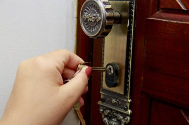 Salvador, Bahia / Brezilya - 10 Kasım 2013: Salvador şehrinde kapıyı açmak için evin kilidine anahtar yerleştirilirken görüldü. * * * Yerel altyazı * *