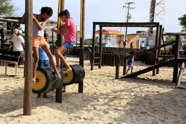 2013年9月7日 子供たちがサルバドールのラゴア アバエテ近くの遊び場で遊んでいるのが見えます — ストック写真