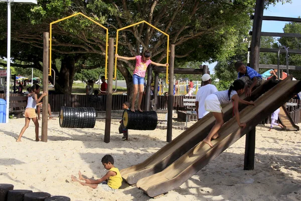 2013年9月7日 子供たちがサルバドールのラゴア アバエテ近くの遊び場で遊んでいるのが見えます — ストック写真