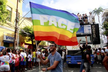 Salvador, Bahia / Brezilya - 8 Eylül 2013: Salvador 'daki Campo Grande mahallesinde eşcinsel hareketinin destekçileri eşcinsellerin geçit töreni sırasında görülmektedir. * * * Yerel altyazı * *