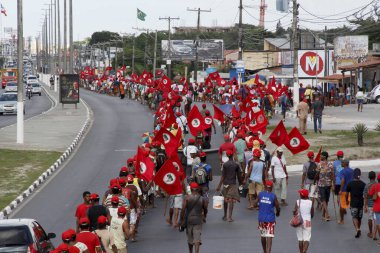 Salvador, Bahia / Brezilya - 10 Nisan 2013: Landless Movement (MST) üyeleri Lauro de Freitas kentindeki BA 099 otoyolu üzerindeki bir protesto sırasında görüldü.