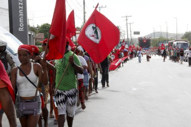 Salvador, Bahia / Brezilya - 10 Nisan 2013: Landless Movement (MST) üyeleri Lauro de Freitas kentindeki BA 099 otoyolu üzerindeki bir protesto sırasında görüldü.
