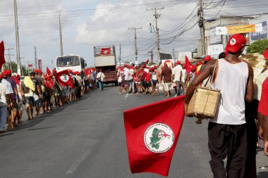 Salvador, Bahia / Brezilya - 10 Nisan 2013: Landless Movement (MST) üyeleri Lauro de Freitas kentindeki BA 099 otoyolu üzerindeki bir protesto sırasında görüldü.