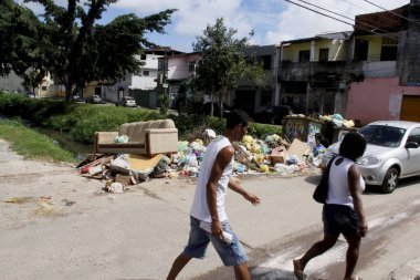 Salvador, Bahia / Brezilya - 29 Temmuz 2013: Salvador 'daki Itapua mahallesindeki çöpe atılan kanepe
