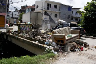 Salvador, Bahia / Brezilya - 29 Temmuz 2013: Salvador 'daki Itapua mahallesindeki çöpe atılan kanepe