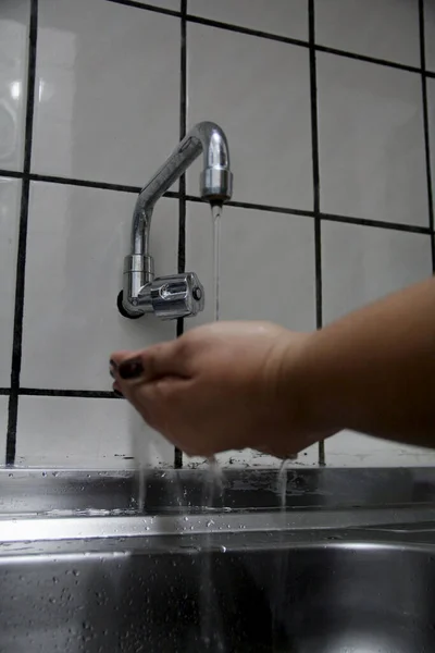 2013年4月26日ブラジル バヒア州サルバドル市 台所の洗面台で手を洗う人 — ストック写真