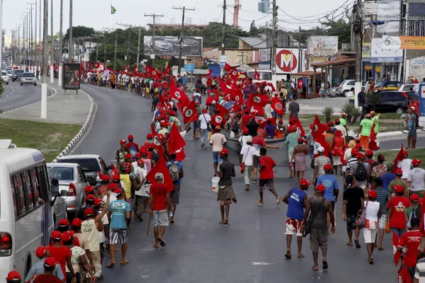 Salvador, Bahia / Brezilya - 10 Nisan 2013: Landless Movement (MST) üyeleri Lauro de Freitas kentindeki BA 099 otoyolu üzerindeki bir protesto sırasında görüldü.