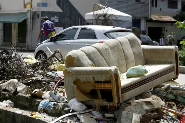 Salvador Bahia Brazil July 2013 Sofa Seen Next Discarded Garbage — Stock Photo, Image