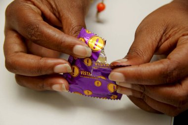 Salvador, Bahia / Brezilya - 6 Şubat 2013: erkek prezervatifi, doğum kontrol yöntemi ve ayrıca cinsel yolla bulaşan hastalıkları kontrol etmek için kullanılır.