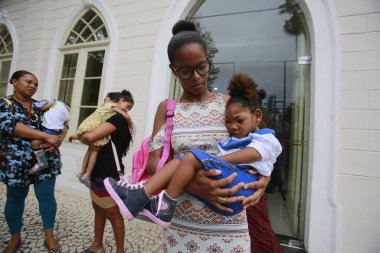 Salvador, Bahia / Brezilya - 17 Nisan 2018: Salvador 'daki Cumhuriyet Savcılığı' nda mikrocephali çocuklar adalet ararken görülüyor. Hastalığa Zica Virüsü neden oldu. * * * Yerel altyazı * *