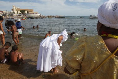Salvador, Bahia / Brezilya - 2 Şubat 2017: Candomble taraftarları ve taraftarları, Salvador 'daki Rio Vermelho mahallesindeki bir festa Yemanja orixa' yı selamlıyorlar. * * * Yerel altyazı * *