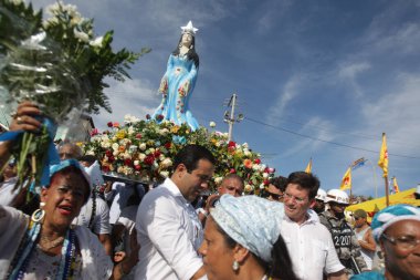 Salvador, Bahia / Brezilya - 2 Şubat 2017: Candomble taraftarları ve taraftarları, Salvador 'daki Rio Vermelho mahallesindeki bir festa Yemanja orixa' yı selamlıyorlar. * * * Yerel altyazı * *