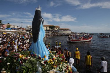 Salvador, Bahia / Brezilya - 2 Şubat 2017: Candomble taraftarları ve taraftarları, Salvador 'daki Rio Vermelho mahallesindeki bir festa Yemanja orixa' yı selamlıyorlar. * * * Yerel altyazı * *