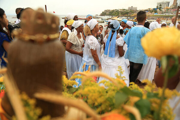 salvador, bahia / brazil - 2 февраля 2016: Сторонники и сторонники Candomble приветствуют Yemanja orixa во время праздника на пляже Рио-Вермельо в Сальвадоре. * * * Local Caption * * *
