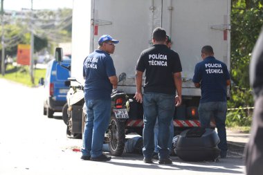 Salvador, Bahia / Brezilya - 18 Haziran 2015: Salvador 'daki Luiz Viana Caddesi' nde trafik kazasında teknik polis adli tıp. Bir adam bir kamyonun dibinde motosikletle çarpışırken öldü. * * * Yerel altyazı * *