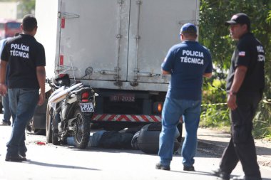 Salvador, Bahia / Brezilya - 18 Haziran 2015: Salvador 'daki Luiz Viana Caddesi' nde trafik kazasında teknik polis adli tıp. Bir adam bir kamyonun dibinde motosikletle çarpışırken öldü. * * * Yerel altyazı * *