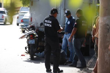 Salvador, Bahia / Brezilya - 18 Haziran 2015: Salvador 'daki Luiz Viana Caddesi' nde trafik kazasında teknik polis adli tıp. Bir adam bir kamyonun dibinde motosikletle çarpışırken öldü. * * * Yerel altyazı * *